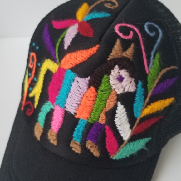 Embroidered hat - Picture 4 of 7